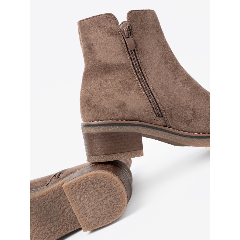 Shelvt Klassische dunkle beige Stiefel mit einer stabilen Ferse 1