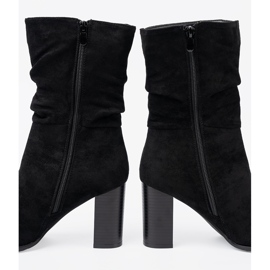 Shelvt Schwarze Stiefel auf dem Pfosten mit einem zerknitterten Obermaterial 1