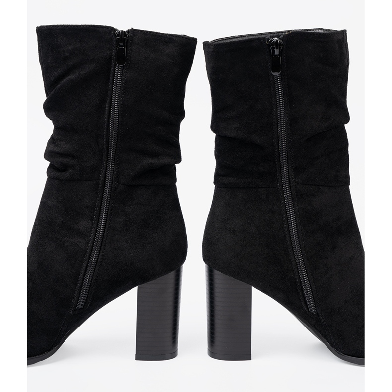 Shelvt Schwarze Stiefel auf dem Pfosten mit einem zerknitterten Obermaterial 1