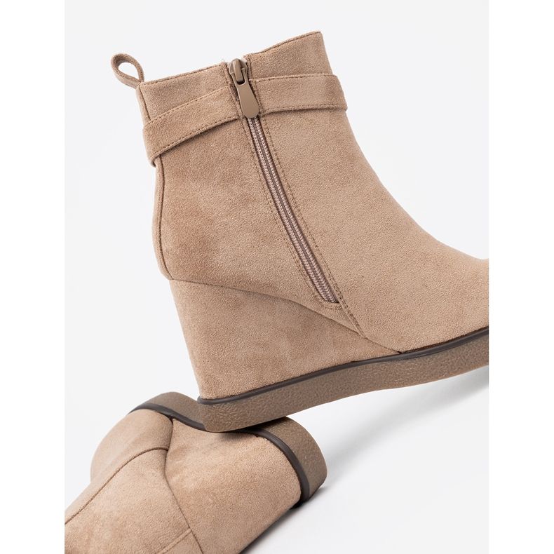 Shelvt Beige Stiefel auf einem Keil mit einer dekorativen Schnalle 1