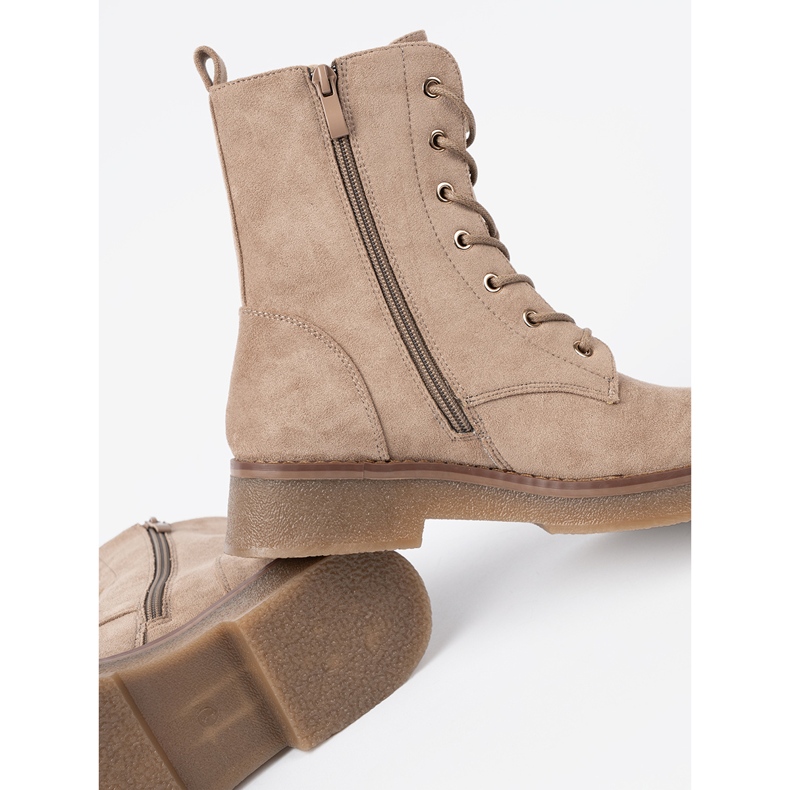 Shelvt Stilvolle beige Arbeiter mit einer runden Nase 1