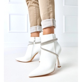 Weiße Stiefel auf einer High Heel, die mit Fantaro -Zirkonen verziert ist 1