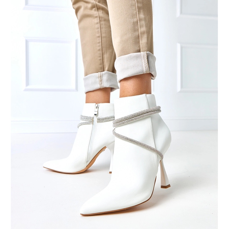 Weiße Stiefel auf einer High Heel, die mit Fantaro -Zirkonen verziert ist 1