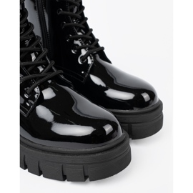 Shelvt Schwarze lackierte Arbeiter auf einer massiven Sohle 1