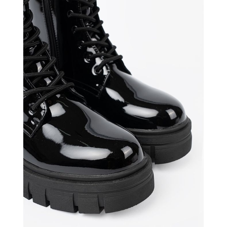 Shelvt Schwarze lackierte Arbeiter auf einer massiven Sohle 1