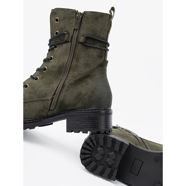 Shelvt Spitzen -up dunkelgrüne Arbeiter mit einem Schattierungswirkung auf die Nase 1