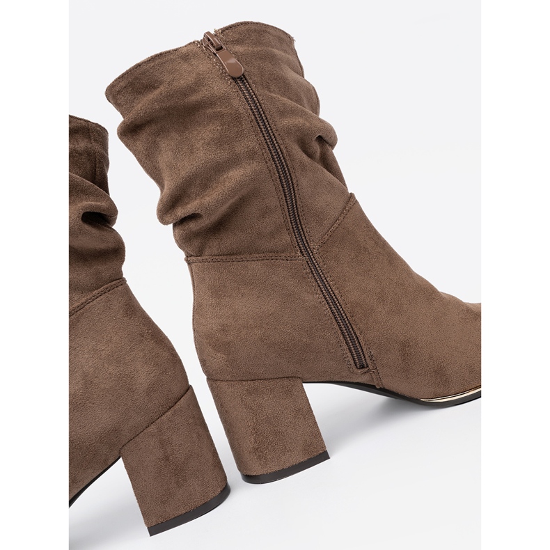 Shelvt Dunkle beige Wildlederstiefel auf dem Pfosten 1