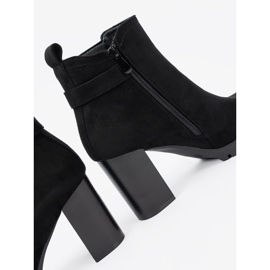 Shelvt Schwarze Stiefel auf dem Pfosten mit einer dekorativen Klemme 1