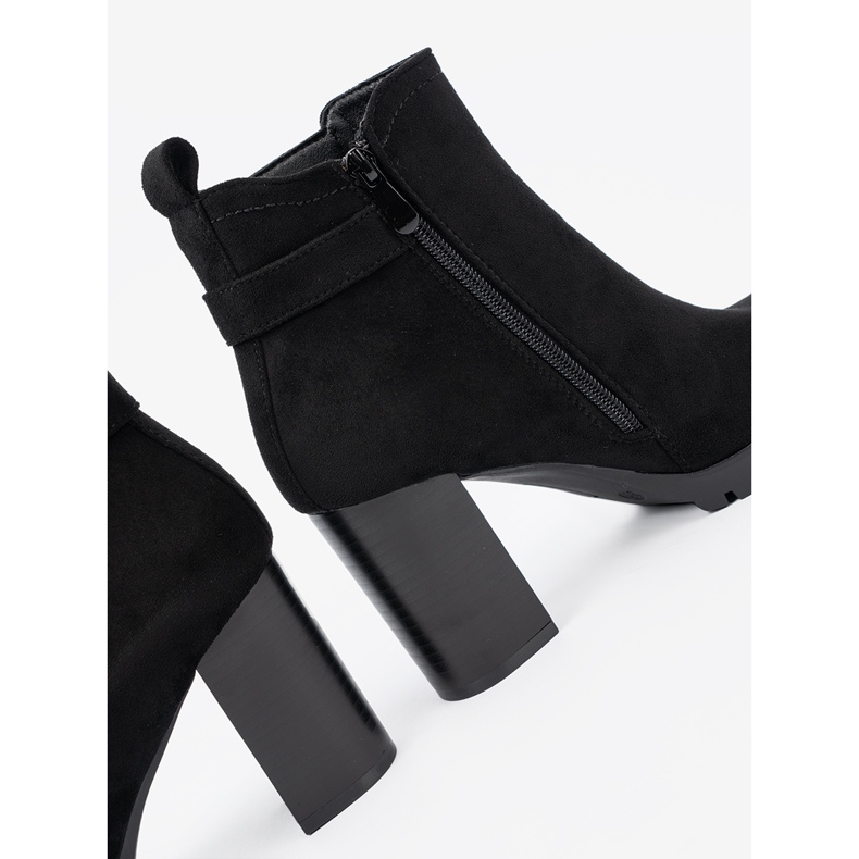 Shelvt Schwarze Stiefel auf dem Pfosten mit einer dekorativen Klemme 1