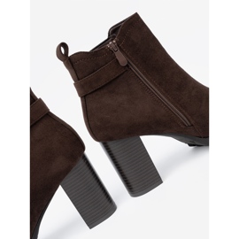 Shelvt Dunkelbraune Stiefel auf dem Pfosten mit einer dekorativen Klemme 1