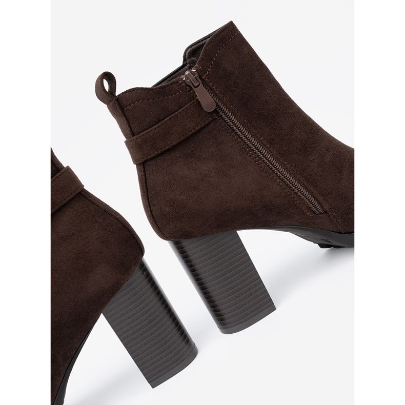 Shelvt Dunkelbraune Stiefel auf dem Pfosten mit einer dekorativen Klemme 1