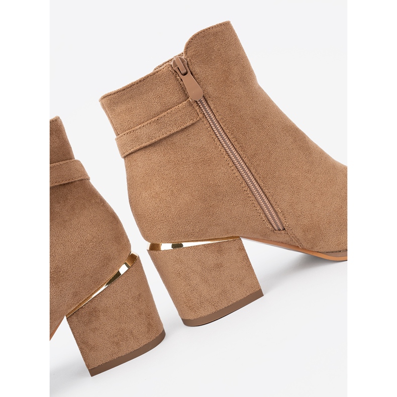 Shelvt Stilvolle Stiefel in einem hellbraunen Farbton mit goldenem Detail 1