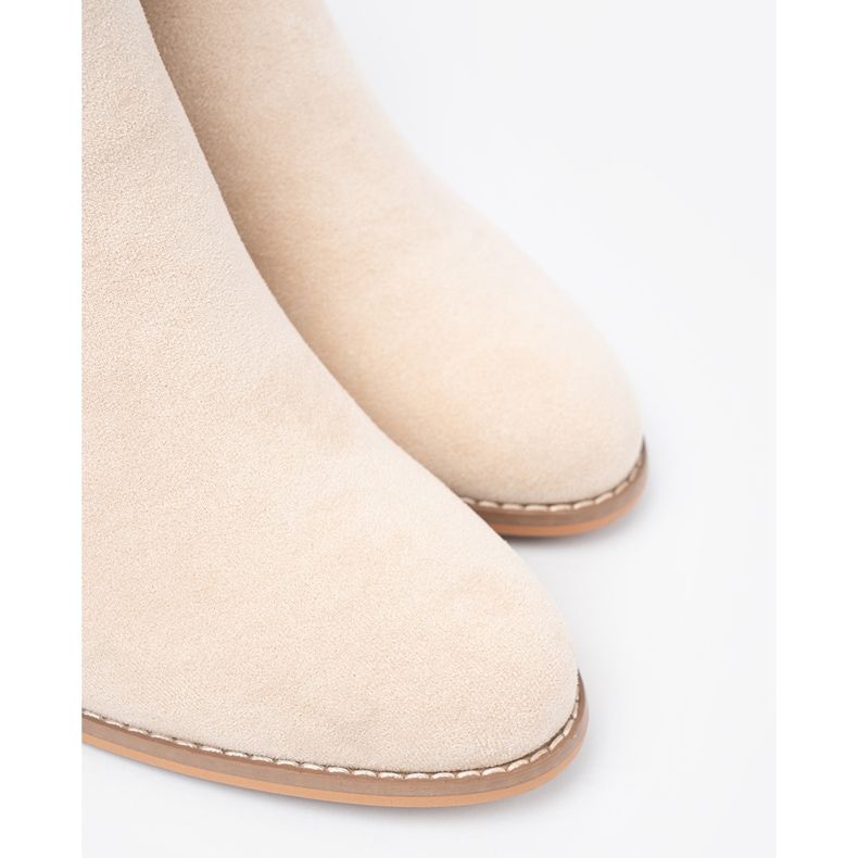 Shelvt Leichte beige Stiefel auf dem Pfosten mit einer dekorativen Klemme 1