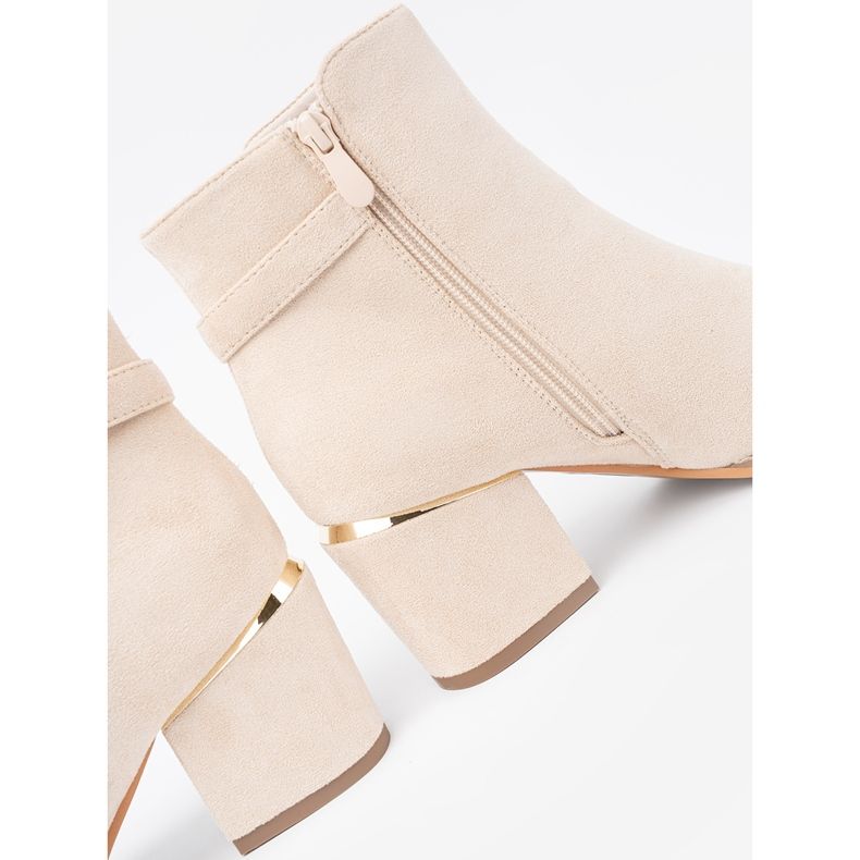 Shelvt Leichte beige Stiefel auf dem Pfosten mit einer dekorativen Klemme 2