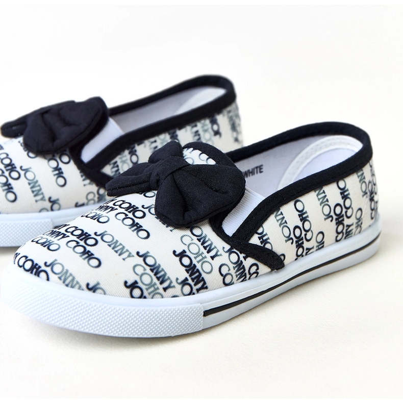 Weiße Kinder -Turnschuhe mit einem Missi -Bogen 1