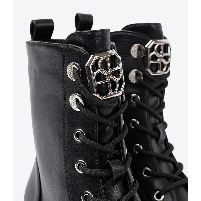 Shelvt Schwarz geschnürte Taschen mit einer Metalldekoration 1