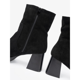Shelvt Elegante schwarze Stiefel auf einem stabilen Beitrag 1