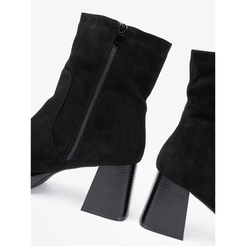 Shelvt Elegante schwarze Stiefel auf einem stabilen Beitrag 1