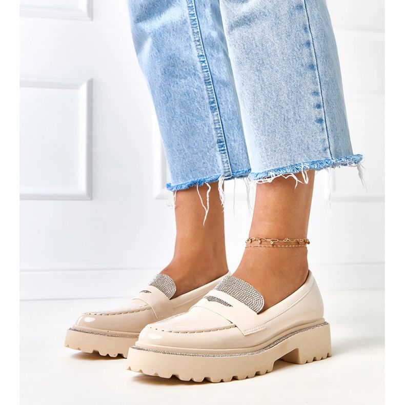 Beige lackierte Slipper, die mit Zirkonen aus Laures dekoriert sind 1