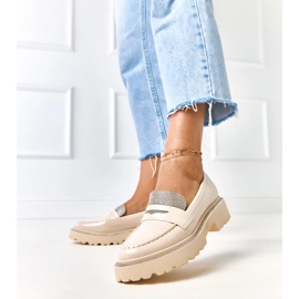 Beige lackierte Slipper, die mit Zirkonen aus Laures dekoriert sind 2