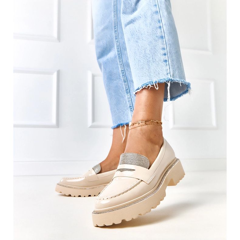 Beige lackierte Slipper, die mit Zirkonen aus Laures dekoriert sind 2