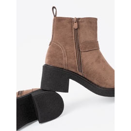 Shelvt Stilvolle beige Stiefel auf einer stabilen Ferse 1