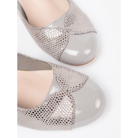 Shelvt Graue Pumpen mit einer Silberdekoration silber- 1