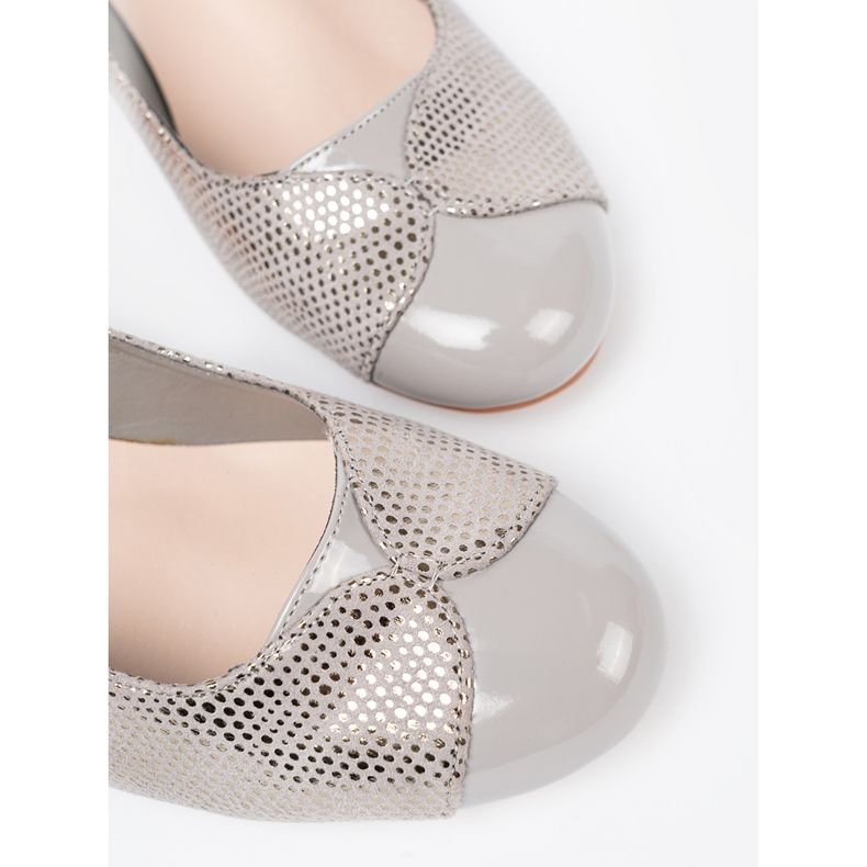 Shelvt Graue Pumpen mit einer Silberdekoration silber- 1