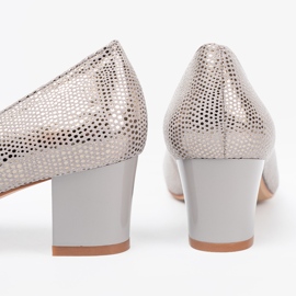 Shelvt Graue Pumpen mit einer Silberdekoration 2