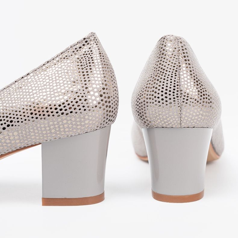 Shelvt Graue Pumpen mit einer Silberdekoration silber- 2