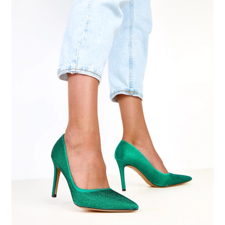 Grüne Satinpumpen mit Zirkonen auf der Ferse Aranka 2