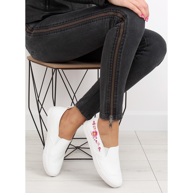 Slipons mit zarter weißer Stickerei g1204a Weiß 2