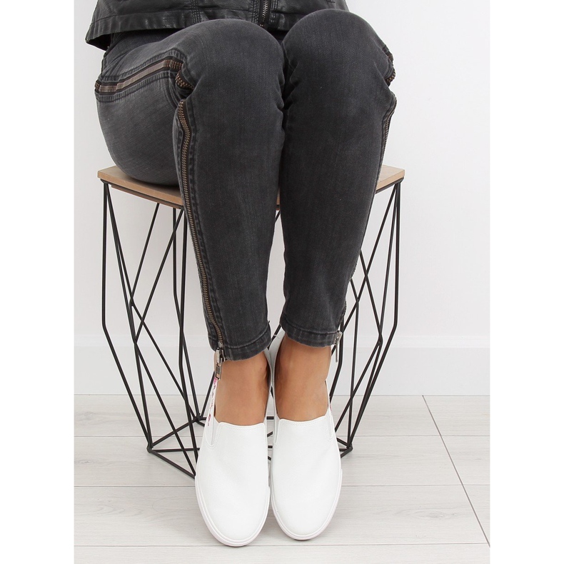 Slipons mit zarter weißer Stickerei g1204a Weiß 1