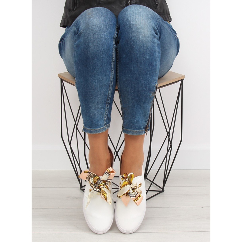 Turnschuhe, die mit einem weißen Band geschnürt sind 1