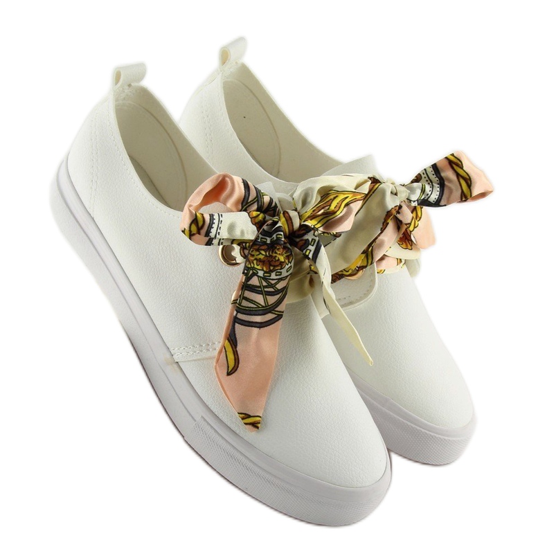 Turnschuhe, die mit einem weißen Band geschnürt sind 2