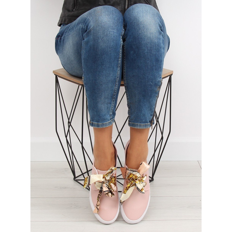 Turnschuhe geschnürt mit einem rosa Band XL09P Pink 1