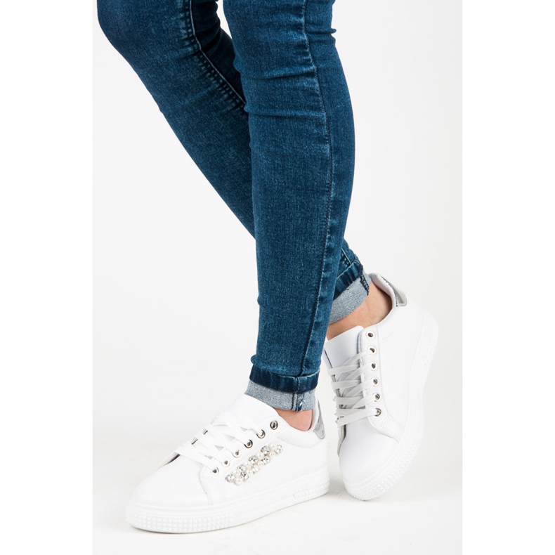 Weiße Turnschuhe mit Perlen 1