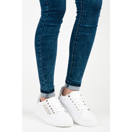 Weiße Turnschuhe mit Perlen 2