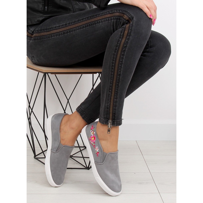 Grau G1205-9 Graue Sneaker zum Hineinschlüpfen mit zarter Stickerei 1