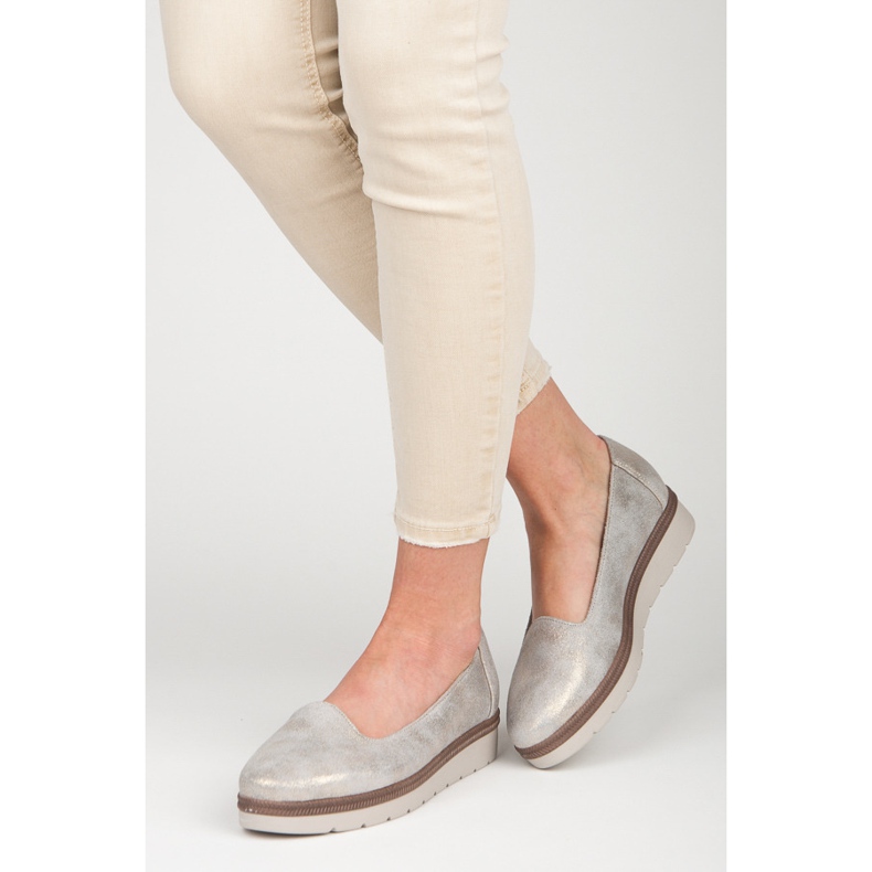 Vinceza Lordsy auf der Plattform grau 1