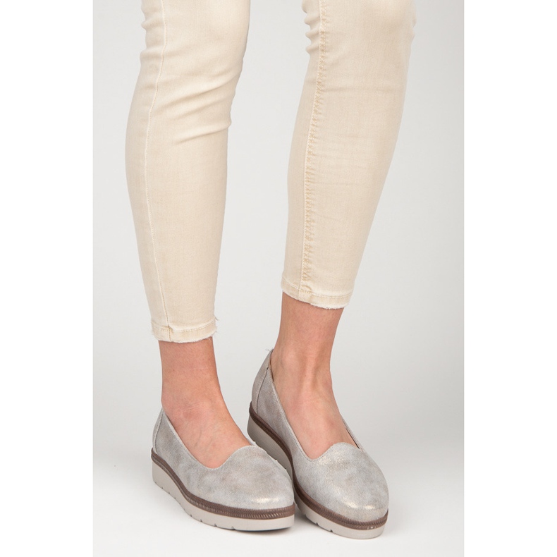 Vinceza Lordsy auf der Plattform grau 2