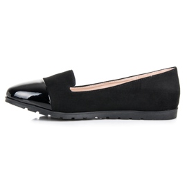 Vinceza Lordsy mit einer lackierten Zehe schwarz 1