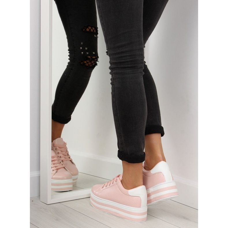 Rosafarbene Turnschuhe auf einer hohen Sohle 2