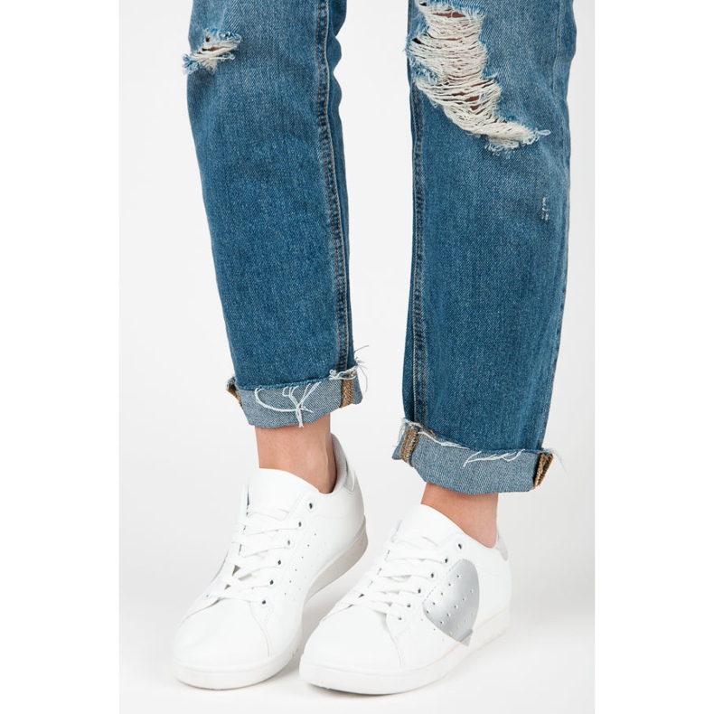 Weiße Turnschuhe mit Herz 2