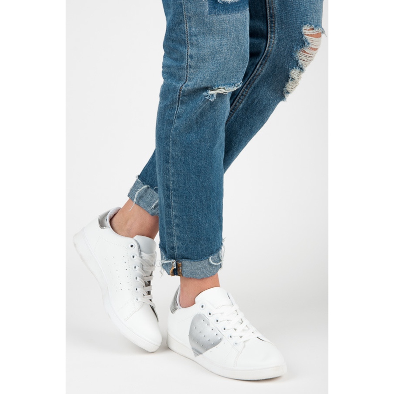 Weiße Turnschuhe mit Herz 1