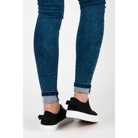 Schwarze Turnschuhe mit Schleife 2