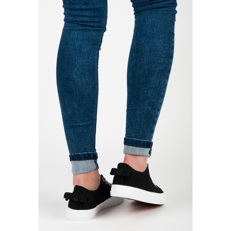 Schwarze Turnschuhe mit Schleife 2