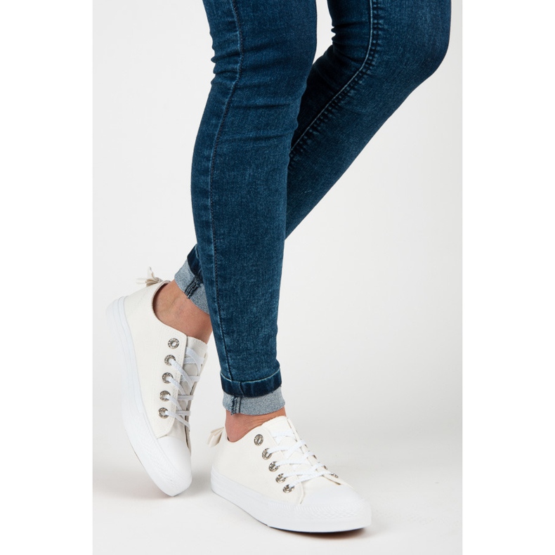 Weiße Turnschuhe mit Schleife 2