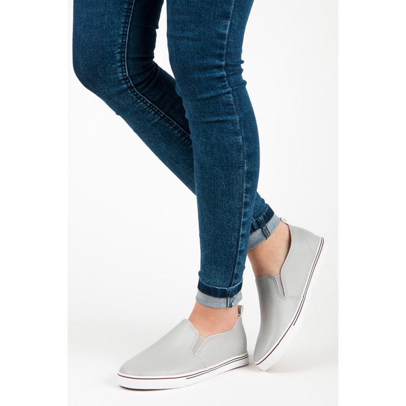 Turnschuhe anziehen grau 2