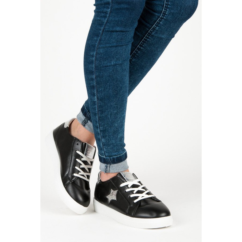 Gebundene Turnschuhe mit einem Stern schwarz 1